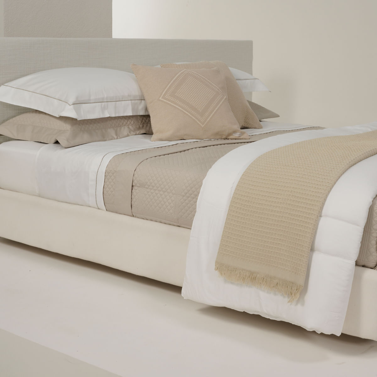 01 05 0167 Colcha Capri Com Porta Travesseiro 300 Fios Areia 002